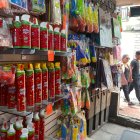 Espuma de carnaval, pistolas de agua y chisguetes se venden en locales del Centro Histórico, para el juego de temporada.
