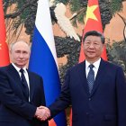 Imagen de archivo del presidente ruso, Vladimir Putin (izq.), y el presidente chino, Xi Jinping, antes de su reunión en Pekín, China, el 2 de septiembre de 2025.