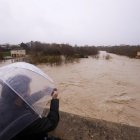 Vista del río Guadalquivir que ha alcanzado el umbral naranja a su paso por Córdoba donde la lámina de agua se sitúa ya en 2,24 metros sobre el nivel de aguas bajas.