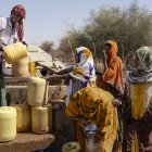 Los aldeanos recogen agua en bidones en un punto de la Cruz Roja de Kenia en la aldea de Hawara, cerca de la ciudad de Rhamu, el 21 de enero de 2026.
