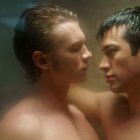 La relación entre Hudson Williams y Connor Storrie es el eje del proyecto