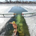Un entusiasta de la natación invernal hace un gesto después de nadar en el lago Houhai del área escénica de Shichahai en Beijing el 20 de enero de 2026.