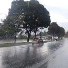 Referencial. Conductores avanzan con precaución por la calzada mojada tras la tormenta eléctrica en Quito.