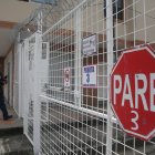 Cerco. Como ocurre en otros sectores de Guayaquil debido a la criminalidad desbordada, vecinos de varias etapas de Guayacanes han cerrado sus cuadras con rejas.