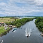 Manglares. Los manglares permiten la reproducción de moluscos, una fuente de trabajo de la localidad.
Manglar, el mayor tesoro de la parroquia Bolívar
Con proyectos turísticos, esta localidad lucha por conservar sus manglares z Fuente de trabajo y gastronomía ancestral
El estero Bolívar se abre como un laberinto de agua salobre y raíces entrelazadas en el sur de Esmeraldas. Para llegar hasta allí es necesario embarcarse en una lancha que se desliza lentamente sobre la superficie verdosa del río. El aire tiene un aroma húmedo, mezcla de madera, sal y barro, que anuncia la entrada a uno de los ecosistemas más fértiles y enigmáticos del litoral ecuatoriano. A cada lado del estuario, las ramas del mangle rojo forman túneles naturales que se cierran sobre el visitante como si custodiaran un territorio sagrado.
En la parroquia Bolívar, en el cantón Muisne, el manglar no es solo paisaje: es sustento, memoria y tradición. Sobre una embarcación de fibra de vidrio, Bernardo Cheme y José Luis Jama esperan con paciencia que las corvinas o los robalos muerdan el anzuelo. Cuatro tiras de nailon caen al agua desde los bordes de la lancha, mientras ambos pescadores conversan sobre las mareas y los cambios que ha sufrido el manglar en las últimas décadas. Ellos llevan más de 30 años recorriendo estas aguas, observando cómo las especies bioacuáticas llegan al manglar para alimentarse de algas cuando la marea sube, un momento que aprovechan para la pesca artesanal que sostiene a decenas de familias isleñas.
Bolívar es una isla separada del continente por el estero que lleva su mismo nombre. Allí conviven comunidades afrodescendientes y montuvias que han aprendido a leer el lenguaje del manglar desde generaciones atrás. Cada jornada comienza antes de que el sol caliente con fuerza la superficie del agua. Cerca del pequeño muelle de la comunidad, decenas de canoas reposan sobre la orilla lodosa mientras mujeres con botas, sombreros y camisas de manga larga se preparan para la faena diaria. Son las concheras, guardianas silenciosas de un oficio ancestral.
Alrededor de 200 mujeres ingresan al manglar, incluso los domingos, cuando la demanda de moluscos aumenta. Tras remar durante varios minutos por estrechas caletas, anclan sus canoas y comienzan a caminar sobre el barro espeso que se hunde bajo cada paso. El sonido de sus botas al despegarse del lodo se mezcla con el crujir de las ramas secas y el canto lejano de aves marinas. Con movimientos precisos, introducen sus manos entre las raíces del mangle, palpando la tierra húmeda hasta encontrar la concha prieta, un molusco que puede venderse hasta en 10 dólares el ciento cuando la demanda es alta.
La actividad, sin embargo, no es solo económica. Es una relación íntima con el ecosistema. Las concheras conocen los ciclos reproductivos, los sectores donde el manglar se regenera y las zonas que deben respetarse para evitar la sobreexplotación. Esa sabiduría se transmite de generación en generación. Mercedes Bone y Ana Zambrano, ambas de 68 años, continúan recorriendo el manglar para enseñar a turistas y jóvenes el arte de extraer conchas y cangrejos con las manos desnudas, tal como lo hacían sus antepasados.
Desde los balcones de las viviendas construidas con caña guadúa, los habitantes observan el desfile de embarcaciones que transportan visitantes nacionales y extranjeros. El turismo comunitario se ha convertido en un aliado para la conservación del manglar. 
La Asociación de Servicios Turísticos Manglares de Bolívar, integrada principalmente por mujeres afrodescendientes, organiza recorridos guiados por los estuarios y ofrece platos elaborados con productos extraídos del mismo ecosistema.
El menú es una extensión del territorio. El plato denominado “Sabor de mi manglar” reúne encocado de concha, ceviche de concha y concha zanjara asada, conocida como pata de mula. A estos se suman preparaciones con chorgas, churos, almejas y ostiones frescos, que llegan del manglar directamente a la cocina. Degustarlos frente al mar, mientras el viento arrastra el olor salino y el rumor de las olas, completa una experiencia que conecta gastronomía, cultura y naturaleza.
El recorrido turístico suele extenderse hasta la isla Esmeraldas, Júpiter y la punta de la comunidad de Portete. Durante la travesía, los guías narran episodios históricos como el arribo de Alonso de Illescas, figura emblemática en la historia afroecuatoriana. 
Hoy, la comunidad mantiene una vigilancia constante para proteger este ecosistema. Han logrado reforestar 70 hectáreas en sectores como La Chamba y Casa Vieja, en un esfuerzo colectivo por recuperar el equilibrio ambiental y preservar el hábitat de especies que dependen del manglar para su reproducción. La defensa del territorio se vive como una causa común, donde cada árbol sembrado representa una promesa de subsistencia para las futuras generaciones.
A pocos minutos en lancha desde Bolívar emerge la Isla Júpiter, un paraíso de arena blanca y mar turquesa que parece suspendido en el tiempo y que atrae turistas.