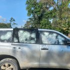 Fotografía de rastreo de redes que muestra una camioneta del senador colombiano Jairo Castellanos, afectada luego de un atentado en Arauca (Colombia).
