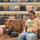 Andrés Yánez, coleccionista y dueño de la marca Bee Vinyl, junto a su macota Holly