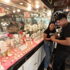 Jhonny Moreno y Joselyn Mejía compran los anillos en la joyería Marthita.