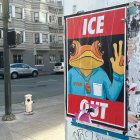 Fotografía de un cartel con la imagen del sapo concho entre la frase "ICE Out" (Fuera ICE) colgado en una calle este jueves en San Francisco, California (EE.UU.).