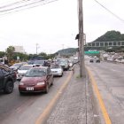 El crimen y el posterior procedimiento policial generaron congestión vehicular en la vía a Daule, que se extendió hasta la avenida Carlos Julio Arosemena.