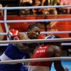 El pugilista ecuatoriano José Rodríguez (i) entrena individualmente debido a que no hay bases de entrenamientos de la Federación.Comite Olimpico Ecuatoriano.