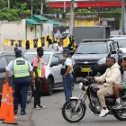 Infracciones como circular en moto sin casco se cometían frente a los miembros de la Agencia de Tránsito y Movilidad (ATM), en la avenida José María Velasco Ibarra.