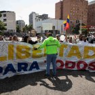 Un funcionario de la Policía Nacional Bolivariana bloquea el paso a familiares de presos políticos durante una protesta alrededor de El Helicoide este sábado 7 de febrero, en Caracas (Venezuela).