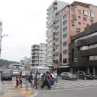 La avenida Machala, con seis carriles para vehículos y sin zonas de descanso peatonal, es una de las más complicadas de cruzar en Guayaquil.