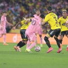 Lionel Messi en acción ante Barcelona SC en el Monumental.