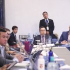 Mario Godoy, presidente del Consejo de la Judicatura, acompañado de su abogado Stalin Raza, en la Comisión de Fiscalización