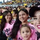 Gineth Moreno con sus hijas.