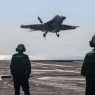 Una nave aterriza en el portaaviones USS Abraham Lincoln, en el mar Arábigo, el 30 de enero del 2026.