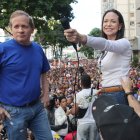 Fotografía de archivo fechada el 9 de enero de 2025 del exdiputado venezolano Juan Pablo Guanipa (i) junto a la líder antichavista María Corina Machado durante una protesta en Caracas.