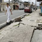 Los peatones deben caminar por la calzada debido al daño en la acera. Ocurre en Lizardo García y Colón, en el sur de Guayaquil.