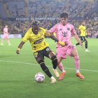 Bryan Carabalí, del Barcelona,  intenta eludir la marca de Noah Allen, lateral del Inter Miami.