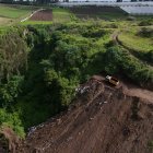 Moradores denuncian que la quebrada Chupahaycu, en Pifo, es usada como botadero ilegal, con tala de árboles y grave afectación ambiental.