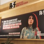 Un cartel muestra el retrato de la periodista iraní y premio nobel de la paz Narges Mohammadi en la sede de Reporteros sin Fronteras en París, Francia.