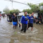 Personas intentan rescatar sus pertenencias, este sábado 7 de febrero, luego de una nueva creciente del río Sinú que afectó el barrio El Dorado en Montería.