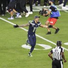 El jugador de los Seahawks  Jaxon Smith-Njigba, más conocido por sus iniciales de JSN no aguantó la emoción de campeón y corrió al campo tras el pitazo final.