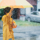 Referencial. Un niño se protege de la intensa lluvia con su paraguas, mientras el Inamhi mantiene la alerta por tormentas eléctricas en varias regiones del país.