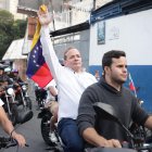 El opositor Juan Pablo Guanipa (c), cercano a la líder María Corina Machado en Caracas (Venezuela).