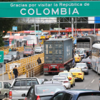 Congestión vehicular y peatonal en el puente internacional que conecta a Colombia con Ecuador, en medio de la tensión por la crisis bilateral.