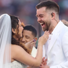 Aunque se desconocen los nombres de la pareja que contrajo matrimonio en el medio tiempo del Super Bowl 2026, ha trascendido que el enlace es legal.