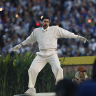 Bad Bunny durante su histórico show en el Super Bowl, horas antes de borrar todo su contenido en Instagram.