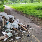 En la ciclovía de vía a la costa, a la altura de Puerto Hondo, se bota basura sin control.