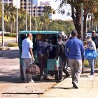 Personas suben a un vehículo eléctrico este lunes, 9 de febrero de 2026, en La Habana (Cuba).