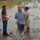 En el sector San Antonio de las Bastidas, la acumulación de agua ingresó a tres viviendas y los dejó en alerta.