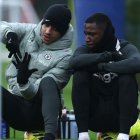 Ell inglés Liam Rosenior es el entrenador de Moisés Caicedo.