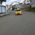 Los baches y las calles sin asfaltar complican la circulación en el barrio Samana, al sur de Loja.
