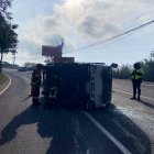 Un camión se volcó la mañana de este 10 de febrero de 2026 en la av. Simón Bolívar.
