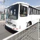 Un bus escoltado por la Policía llegó con los procesados por el caso Goleada a la Unidad Anticorrupción de Quito.