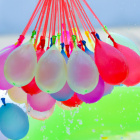 Globos de agua, protagonistas del Carnaval, cuya uso en Guayaquil y Quito está regulado por ordenanzas municipales con posibles sanciones.