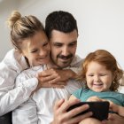 Estrategias efectivas para padres, educadores y plataformas digitales.