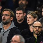 Jürgen Klopp (i) dirigió por última vez al Liverpool hace aproximadamente 2 años.