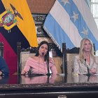 Tatiana Coronel, vicealcaldesa de Guayaquil, ofreció declaraciones junto a concejales que expresaron su respaldo al alcalde Aquiles Álvarez.