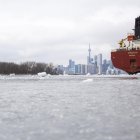 Un barco de carga atraviesa el congelado lago Ontario este lunes, en Toronto (Canadá).