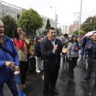 Asambleístas de la Revolución Ciudadana y simpatizantes del alcalde Aquiles Álvarez llegan al Complejo Judicial Norte de Quito para expresar su respaldo.