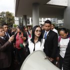 La asambleísta Viviana Veloz llega al Complejo Judicial Norte de Quito para expresar su respaldo al alcalde Aquiles Álvarez.