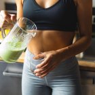 Especialistas advierten que las dietas detox y los planes restrictivos no eliminan toxinas ni reducen grasa de forma real, pero sí ralentizan el metabolismo, provocan efecto rebote y afectan la salud mental.