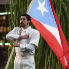 Martínez Ocasio alzando la bandera puertorriqueña durante el show de medio tiempo del Super Bowl.